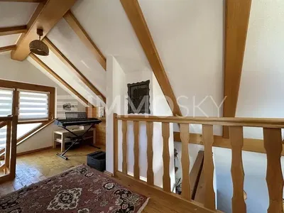 Dětský pokoj; dřevěné trámy, dřevěná podlaha, přirozené světlo