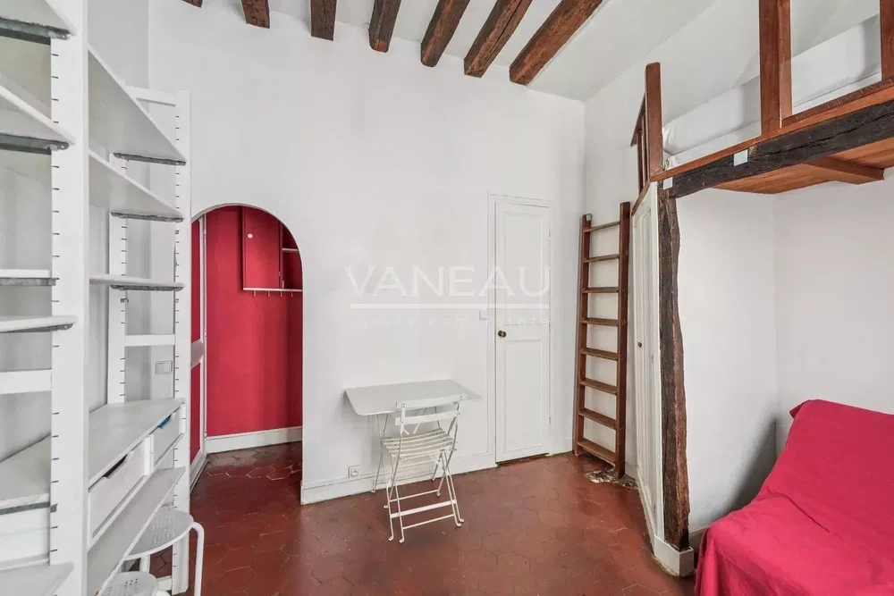 Dormitorio; vigas de madera, suelo de madera