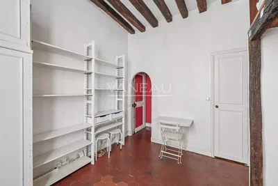 Habitación; vigas de madera, necesita renovación
