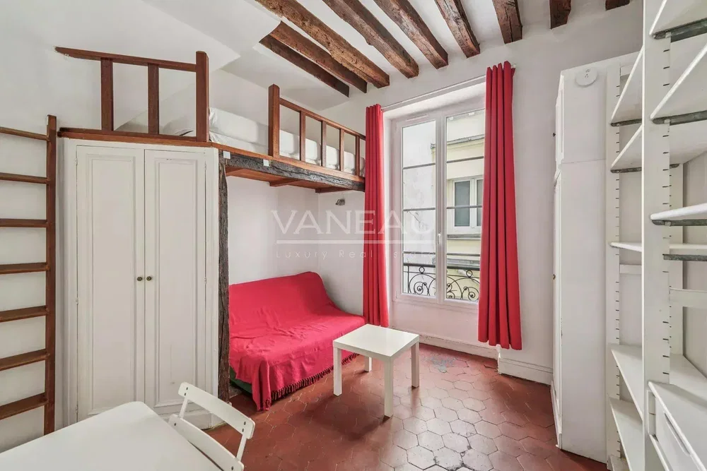Habitación infantil; vigas de madera, luz natural