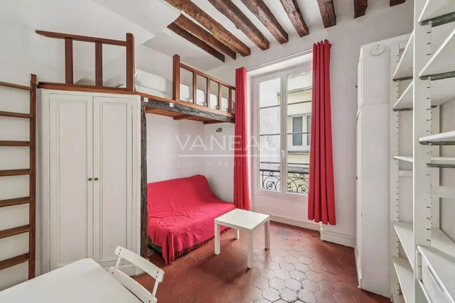 Kids room; wood beams, natural light