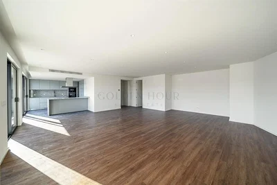 Obývací pokoj; přirozené světlo, dřevěná podlaha, kuchyňské spotřebiče