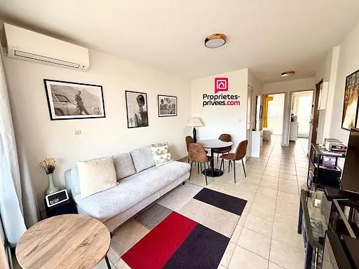 Soggiorno; pavimento in piastrelle, luce naturale, stile moderno