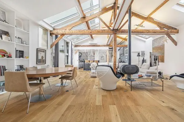 Soggiorno; pavimento in legno, travi in legno, luce naturale, stile moderno