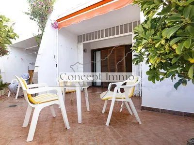 شرفة; أرضية من البلاط, ضوء طبيعي