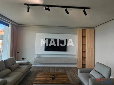 Oturma odası; manzara, doğal ışık, modern stil, fayans zemin