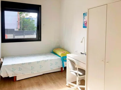 Schlafzimmer; tageslicht, holzboden
