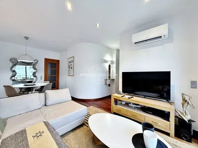 غرفة معيشة; أرضية خشبية, ضوء طبيعي, أسلوب عصري