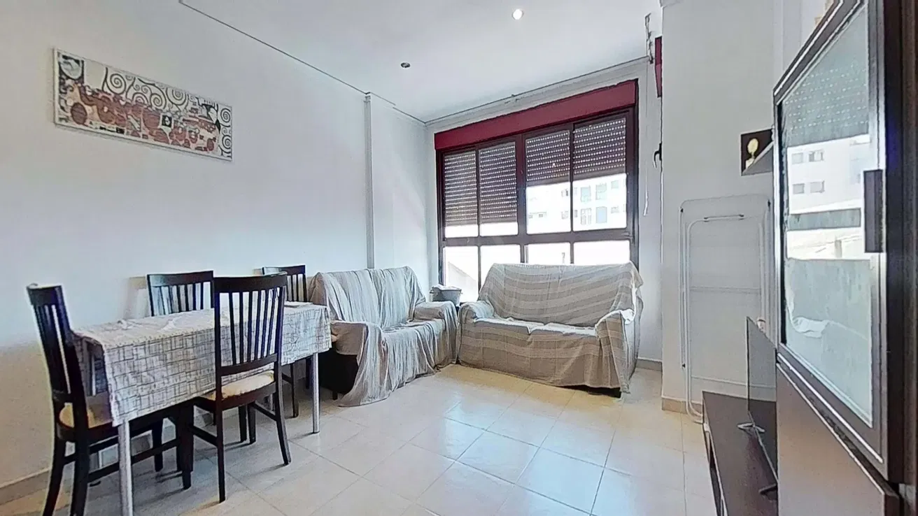 غرفة معيشة; أرضية من البلاط, ضوء طبيعي