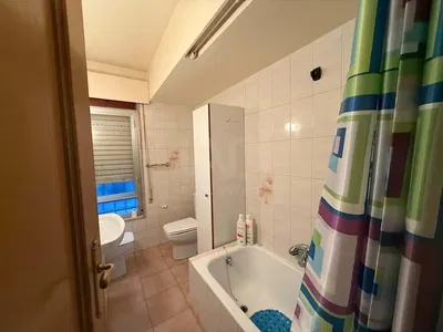 Badezimmer; fliesenboden, tageslicht, renovierungsbedürftig