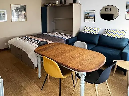 Obývací pokoj; dřevěná podlaha, přirozené světlo, moderní styl