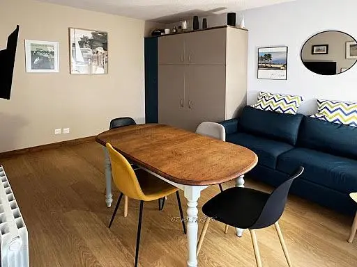 Living room; wood floor, modern style, natural light
