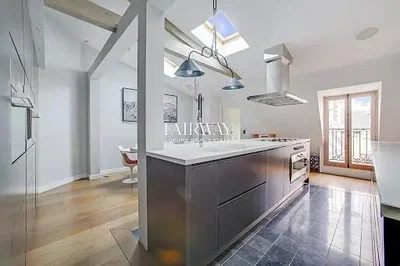 Cuisine; électroménager, parquet, lumière naturelle, style moderne