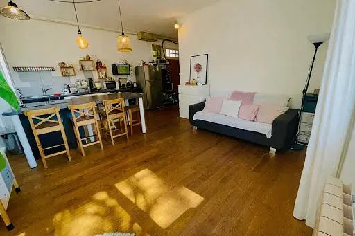 Soggiorno; pavimento in legno, luce naturale