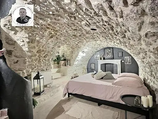 Ložnice; přirozené světlo, rustikální styl, dřevěné trámy