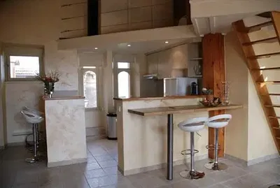 Kuchyně; dlažba, přirozené světlo