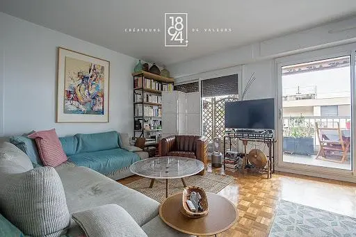 Obývací pokoj; výhled, přirozené světlo, moderní styl