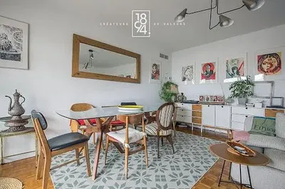 Obývací pokoj; moderní styl, dřevěná podlaha, přirozené světlo