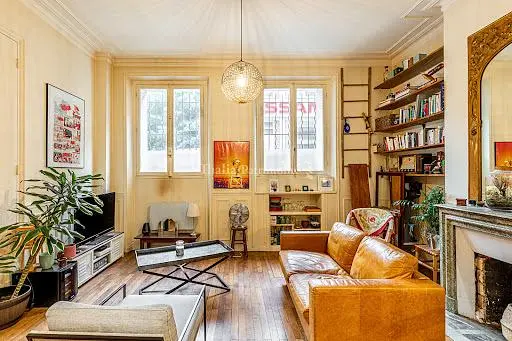 Living room; natural light, modern style, wood floor