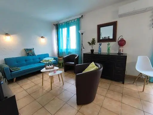 Wohnzimmer; fliesenboden, tageslicht