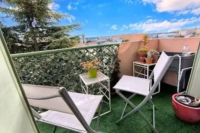 Балкон; поглед, природно светло