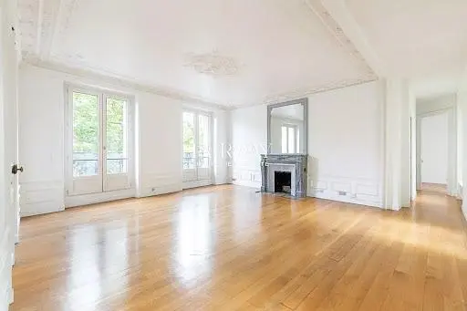 Дневна соба; дрвени под, камин, природно светло