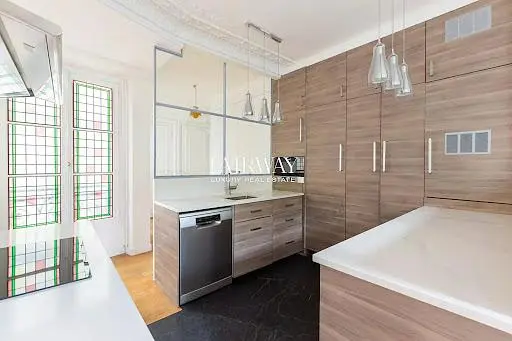 Кухиња; кухињски апарати, природно светло, модерни стил, дрвени под