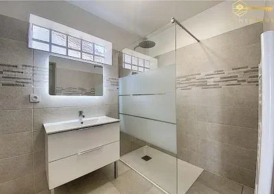 Banyo; doğal ışık, fayans zemin, tadilatlı
