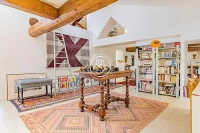 Living room; wood beams, wood floor, natural light, rustic style