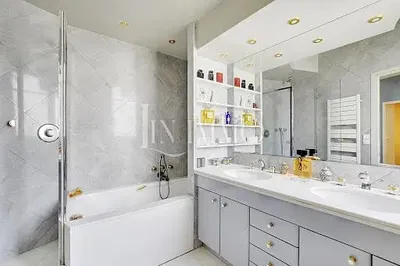 Купатило; реновиран, природно светло