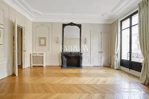 Obývací pokoj; dřevěná podlaha, přirozené světlo, moderní styl