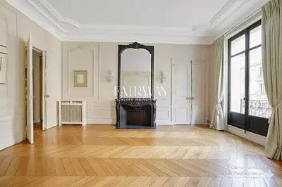 Obývací pokoj; dřevěná podlaha, přirozené světlo, moderní styl