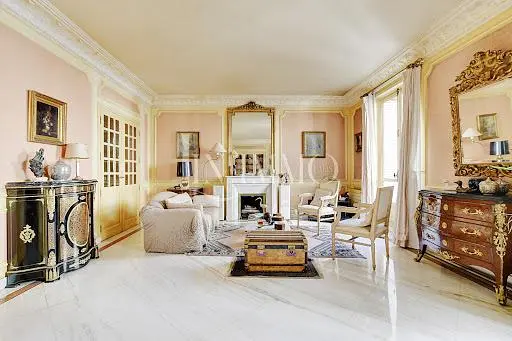 Дневна соба; камин, рустикални стил, дрвени под, природно светло, реновиран