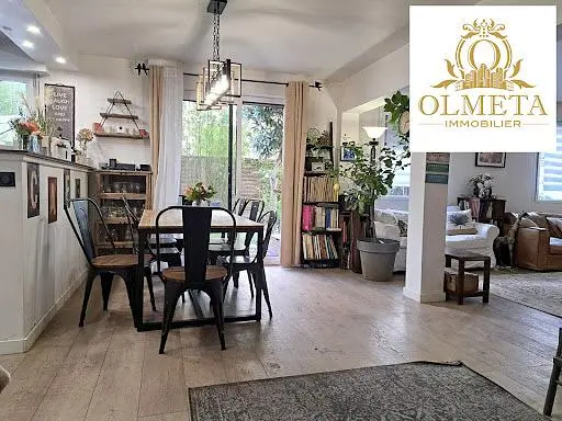 Obývací pokoj; přirozené světlo, dřevěná podlaha