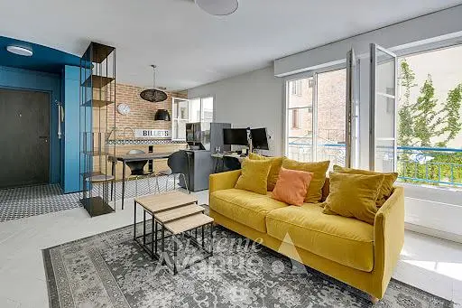 Obývací pokoj; výhled, přirozené světlo, moderní styl