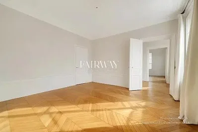Obývací pokoj; dřevěná podlaha, přirozené světlo