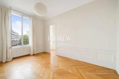 Obývací pokoj; výhled, dřevěná podlaha, přirozené světlo