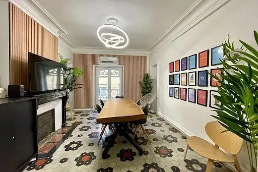 Jídelna; přirozené světlo, moderní styl