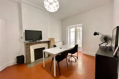 Obývací pokoj; krb, přirozené světlo