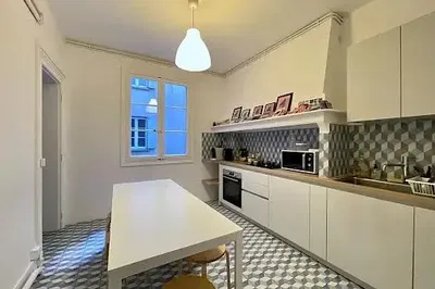 Kuchyně; kuchyňské spotřebiče, přirozené světlo, dlažba