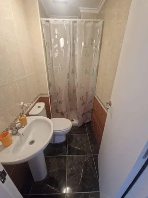 Banyo; fayans zemin, doğal ışık