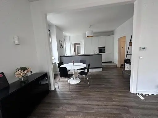 Дневна соба; дрвени под, природно светло