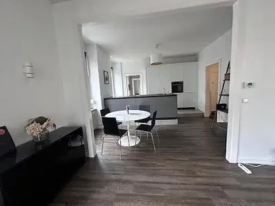 Дневна соба; дрвени под, природно светло