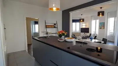 Кухиња; кухињски апарати, природно светло, модерни стил