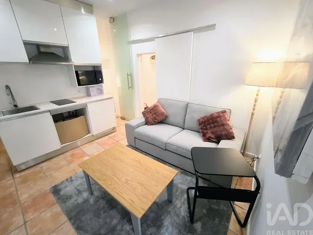 Woonkamer; keukenapparatuur, tegelvloer