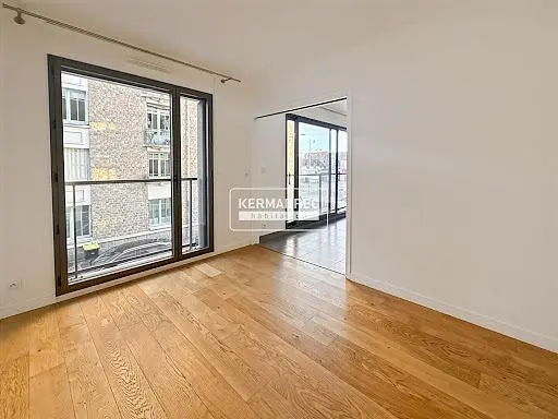 Salon; vue, parquet, lumière naturelle