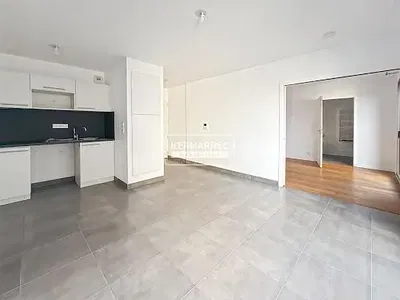 Cuisine; carrelage, électroménager, lumière naturelle