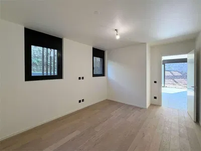 Wohnzimmer; tageslicht, holzboden, renoviert