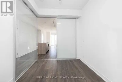 Dormitorio; luz natural, suelo de madera, renovado