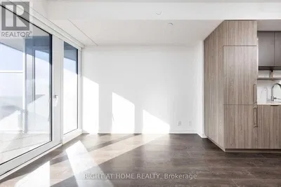 Cocina; vista, luz natural, suelo de madera